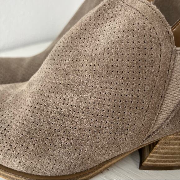 Marc Fisher Ltd taupe Dalar perforated suede ankle bootie size 6.5 - Picture 3 of 11